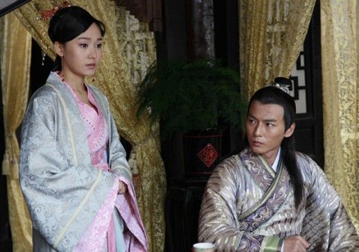 《武林猛虎》谢落樱(胡睿 饰左)朱辰钧