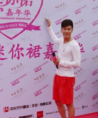 近日,央视热播大戏《木府风云》中男演员孙玮受邀出席《风尚志fashion