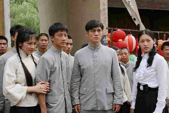 严宽（前排右二）饰演夏明翰领衔偶像阵容