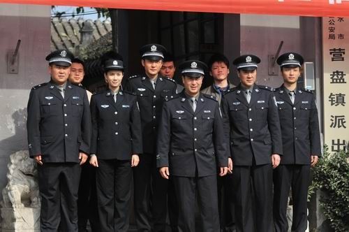 《营盘镇警事》张嘉译遇美女警花(图)