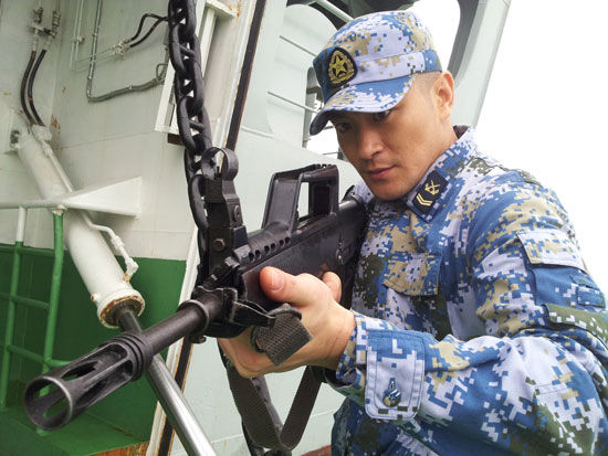 《火蓝刀锋》樊昊仑不畏酷暑武装演习