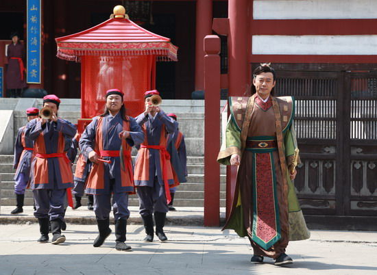 刘钧古装扮相气宇轩昂