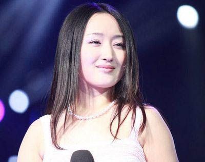 杨钰莹助阵湖南跨年转型女王范搭档萌系男
