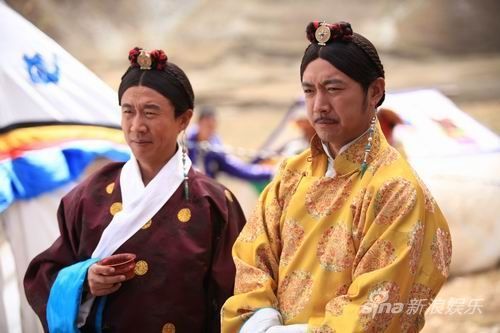 嫌,比如曹炳琨饰演的土登格勒以及几位噶伦大人的头发造型就极为另类