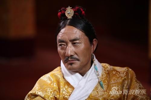 嫌,比如曹炳琨饰演的土登格勒以及几位噶伦大人的头发造型就极为另类