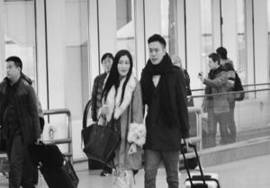 被传有着上亿身家的内地男演员万思维承认正与李彩桦热恋中,且母亲对