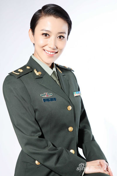 丁柳元飒爽军装