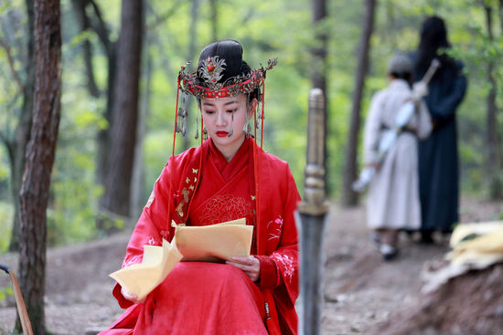 此前陷入"领证传闻"的张檬在剧中的"结婚照"也于今首次曝光,红衣红唇