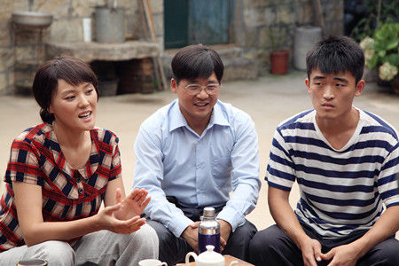 《槐树花开》青岛杀青 来喜再演小人物