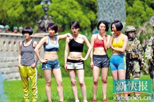 《火凤凰》女子特战队性感装束突破(图)