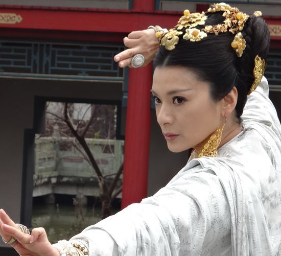 阎青妤在《倚天屠龙记》中饰演紫衫龙王(金花婆婆) 阎青妤在《天龙