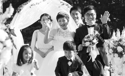 宋丹丹和范明这对老搭档又演了一回“夕阳恋”,《美丽的契约》中,两人因为户口问题,最终走到了一起。