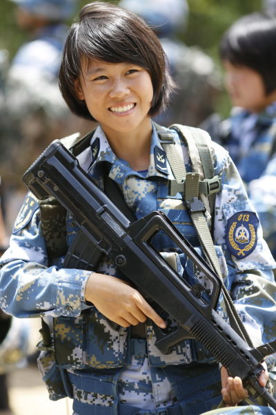 《超级女兵》晋级引热议 教官回应争议