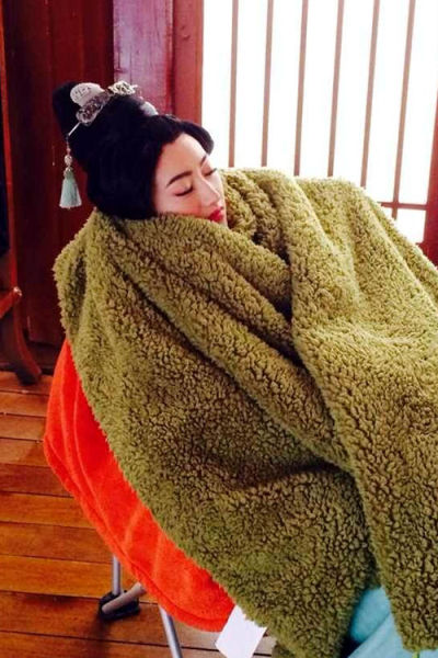 《班淑传奇》曝景甜片场睡觉照