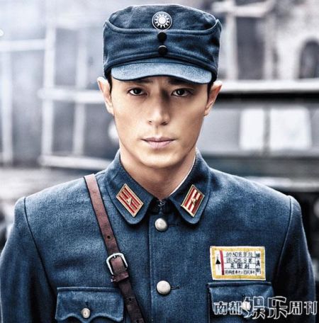 在《战长沙》中,霍建华和杨紫饰演一对夫妻。霍建华霸气军官的形象也让粉丝着迷不已,微博上发起#霸道军官爱上我#的热门话题。