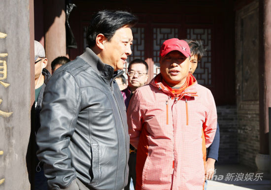 《吉鸿昌》片场众演员为康洪雷庆生