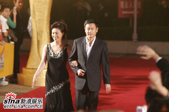 图文:金鹰节众明星走红毯--演员刘佳和巫刚