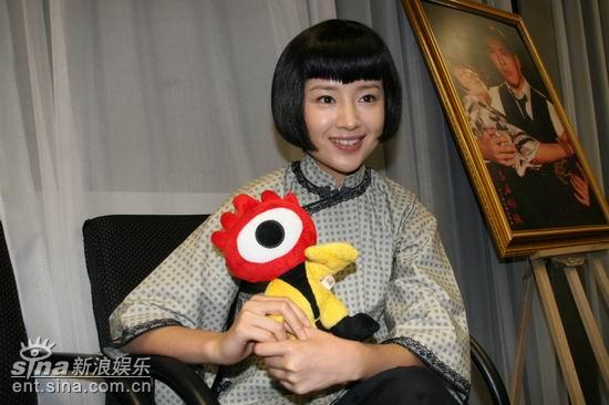 图文：《还君明珠》主创--董洁手持小浪人