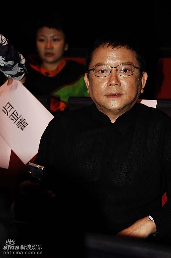 图文：演员王刚亮相颁奖典礼现场表情很严肃