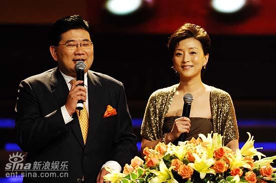图文:白玉兰颁奖晚会主持人曹可凡与杨澜亮相