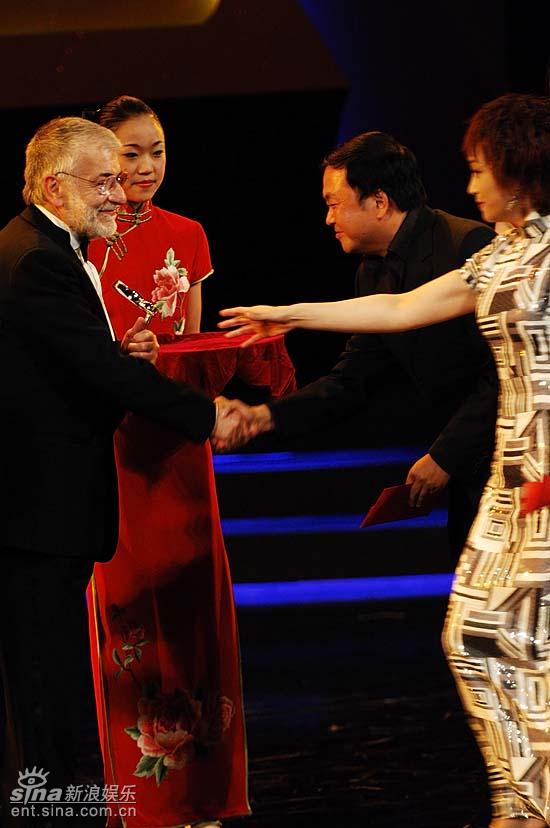 图文:刘晓庆身穿旗袍为白玉兰奖获奖者颁奖