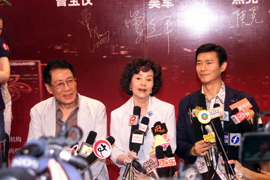 发布会上焦晃与归亚蕾,郑少秋接受采访