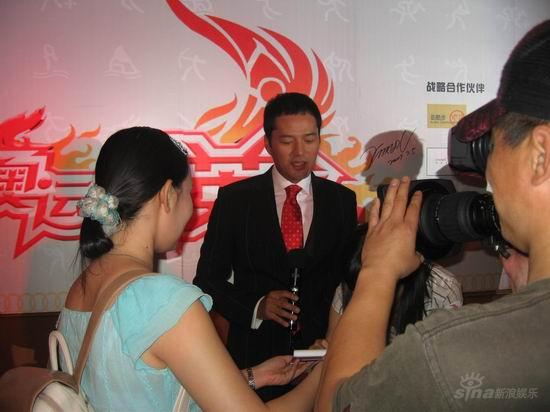 ������ȺӢ�ᡷ�����Я�ְ��˹ھ�����(��ͼ)