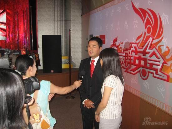 ������ȺӢ�ᡷ�����Я�ְ��˹ھ�����(��ͼ)