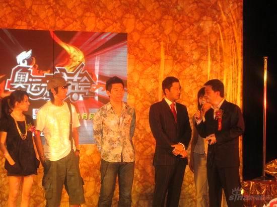 ������ȺӢ�ᡷ�����Я�ְ��˹ھ�����(��ͼ)