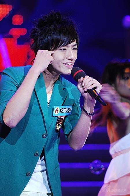 图文:真男16进12晋级赛-杨浩煜演唱《爱上