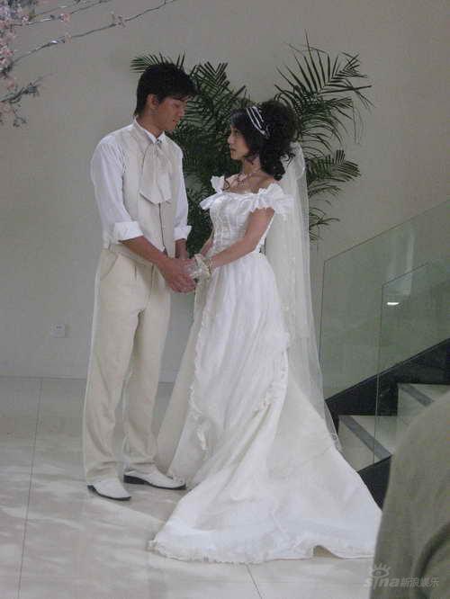 《巧克力情人》刘芸嫁人披婚纱秀性感美背(图)