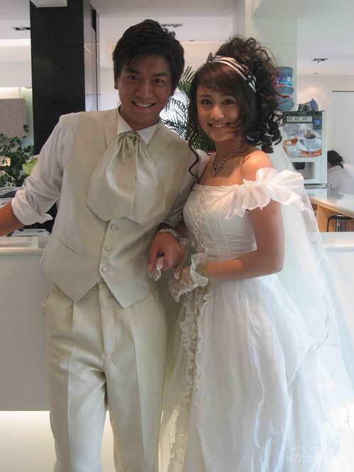 《巧克力情人》刘芸嫁人披婚纱秀性感美背(图)