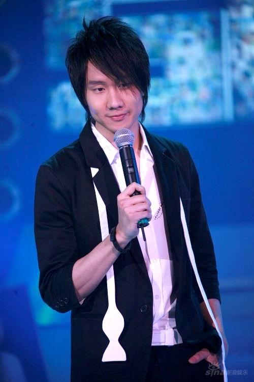 林俊杰与薛之谦型秀现场争风吃醋(组图)