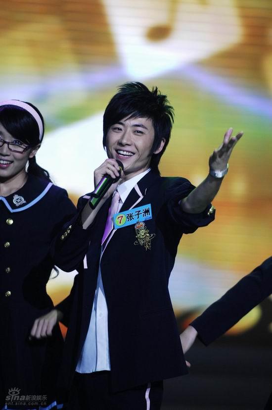 图文:真男孩9进8比赛--张子洲面带微笑演唱