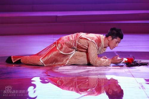 图文:真男孩9进8比赛--卢歌表演舞蹈