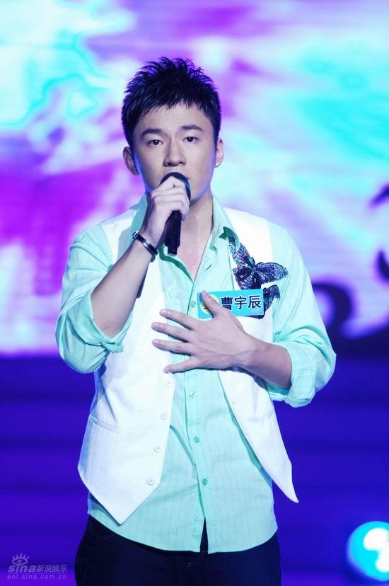 图文:真男孩9进8比赛--曹宇辰感情投入的演唱