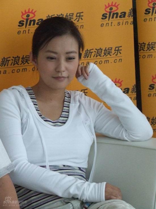 图文：《夜来风雨》主演聊天-郝蕾思考问题