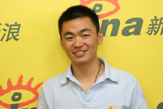 图文：《士兵突击》主创聊天--王宝强拍照留念
