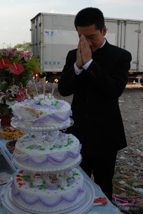 周杰与影迷相聚哈尔滨片场举行生日会(组图)