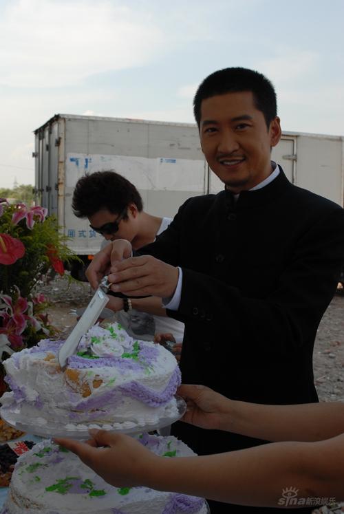 周杰与影迷相聚哈尔滨片场举行生日会(组图)