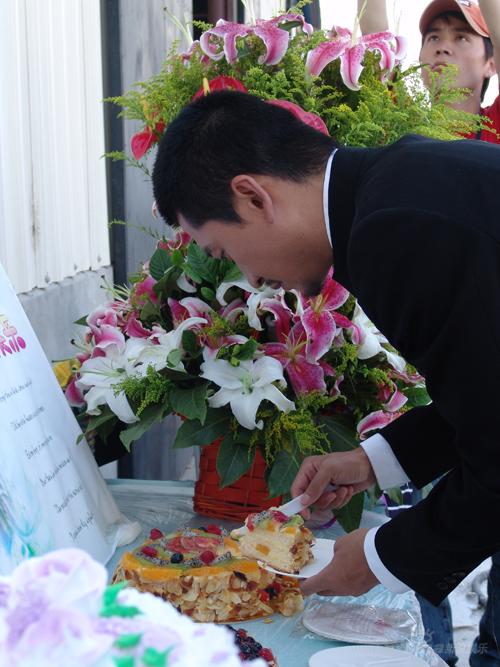 周杰与影迷相聚哈尔滨片场举行生日会(组图)