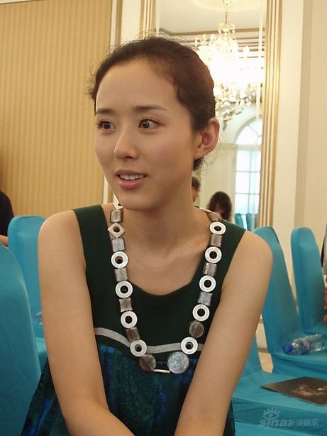 颜丹晨做客《影视俱乐部》赤脚上台表演【图】