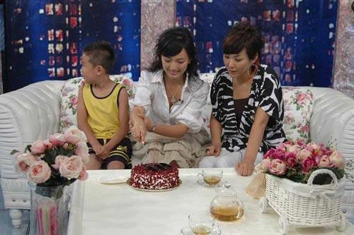 罗海琼做客《静距离》现场过生日吃蛋糕(组图)