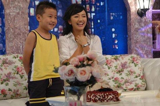 罗海琼做客《静距离》现场过生日吃蛋糕(组图)