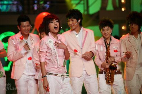 图文:型秀15进13--开场合唱《相亲相爱》