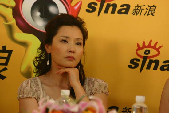 图文：《舞台姐妹》做客--何赛飞若有所思