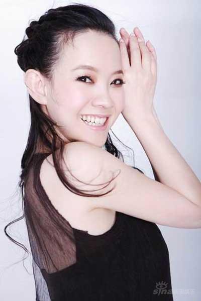 徐菁遥曾宝仪醉倒片场流露姐妹情深(组图)