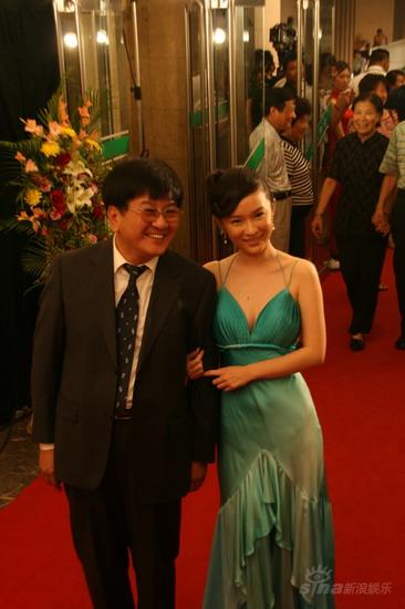 图文：第26届飞天奖--霍思燕盛装出席仪态万方