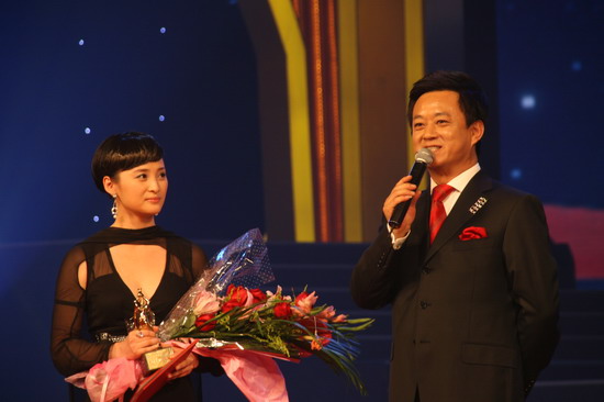 图文：第26届飞天奖--朱军与优秀女演员蒋勤勤