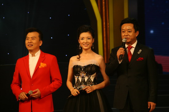 图文:第26届飞天奖--主持人朱军周涛张泽群